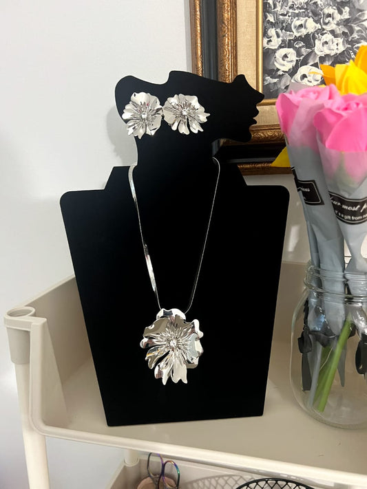 Bold and lightweight floral set with shimmer and shine
