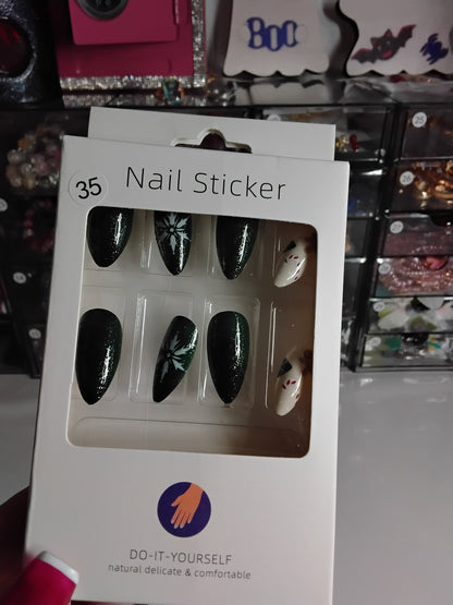 CHRISTMAS BOXED 24 NAILS WITH CUTIES