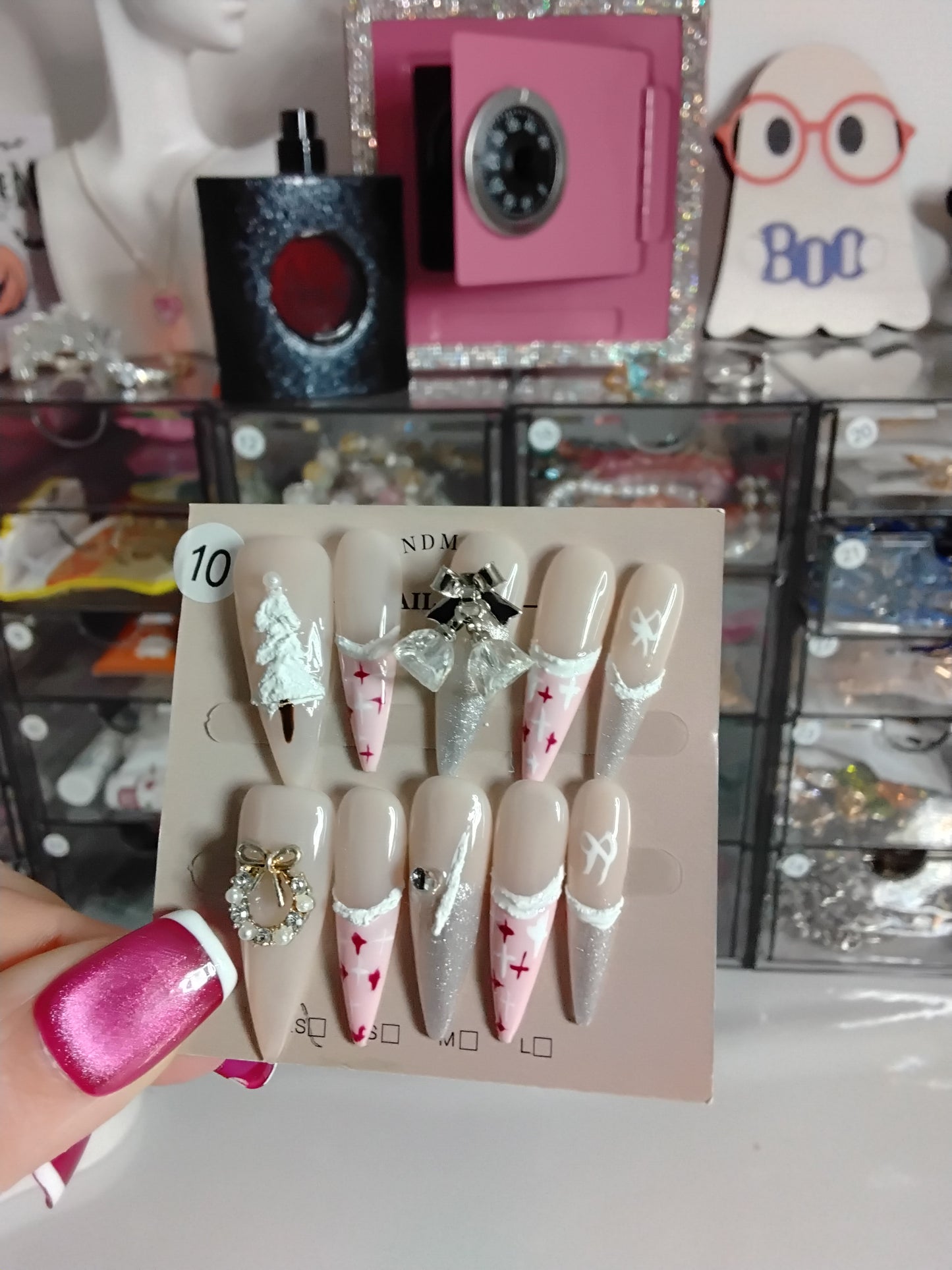 CHRISTMAS HANDMNDE NAILS-LUXURY STYLE-WITH RANDOM CUTIES